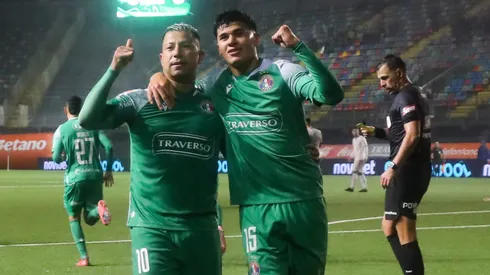 Leonardo Valencia celebra su gol de penal.
