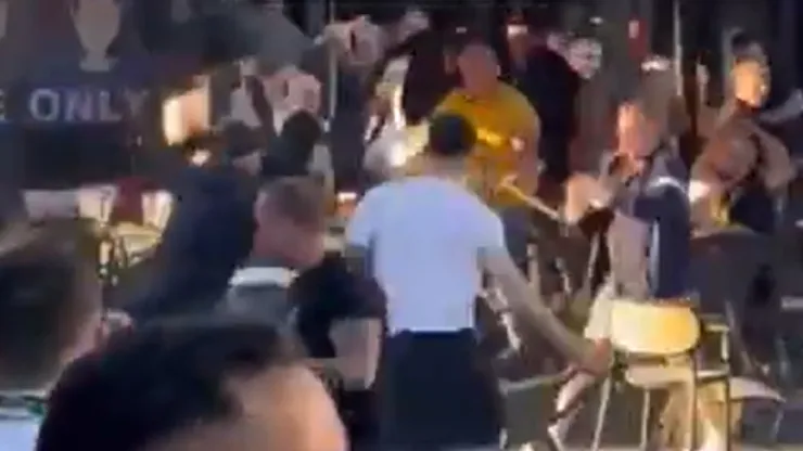 La final entre Betis y Chelsea se ve opacada por una verdadera guerra entre hinchas en la previa.