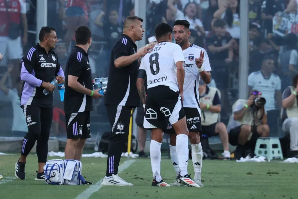 Jorge Almirón recupera jugadores y debe elegir al reemplazante de Arturo Vidal en Colo Colo. Foto: Photosport.