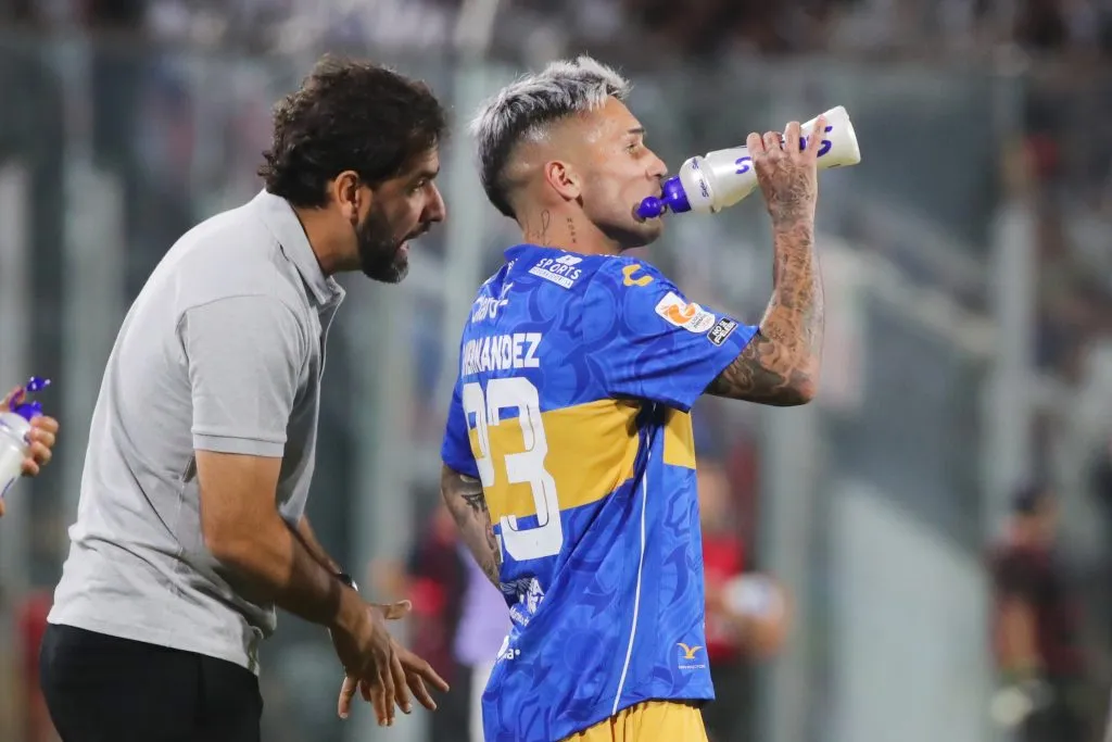 Diego Hernández con el DT brasileño Gustavo Leal, quien duró muy poco en Everton. (Jonnathan Oyarzun/Photosport).