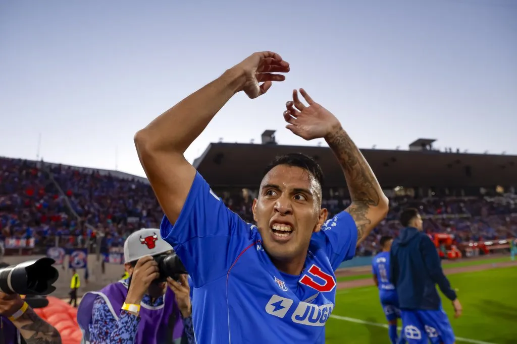 El Tucu Contreras celebró así su gol a la UC en el Clásico Universitario 200. (Pepe Alvujar/Photosport).