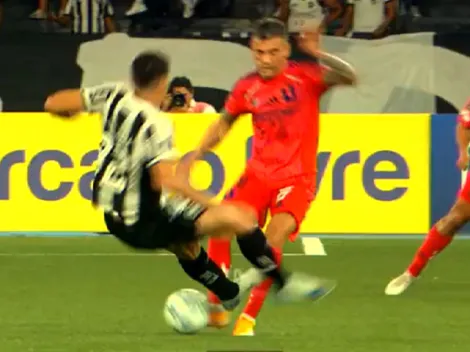 ¿Polémica? El VAR deja un expulsado en choque de la U y Botafogo