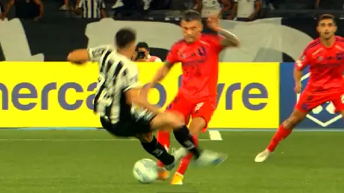 Charles Aránguiz recibió una falta, el árbitro mostró amarilla pero el VAR le dio una mano a la U ante Botafogo.
