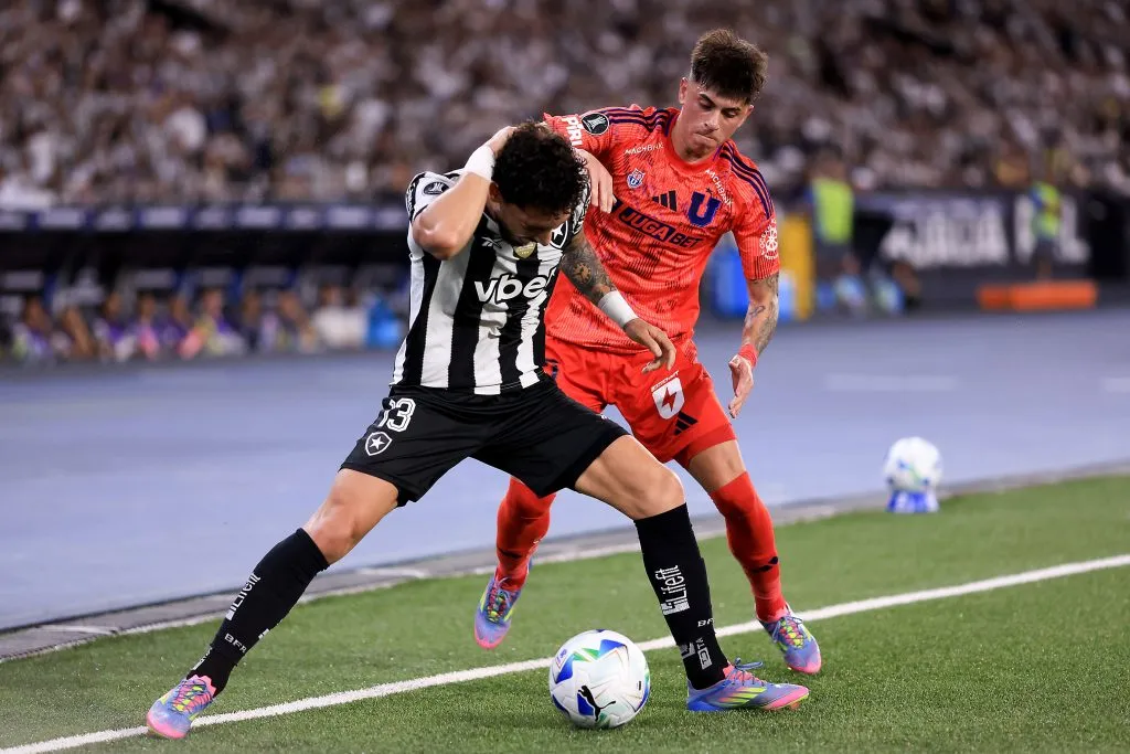 Botafogo se quedó con 10 hombres ante la U luego de la intervención del VAR. Foto: Getty Images.