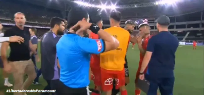 Barboza intentó hacer reaccionar a Fernández, pero no pudo. (Captura Paramount).