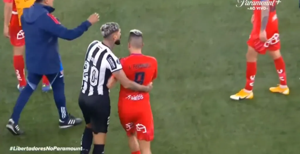 Barboza intentó controlar lo que más pudo a Leandro Fernández. (Captura Paramount).