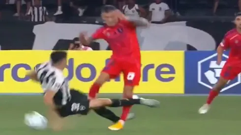 La dura patada que pegó el jugador de Botafogo Jair Cunha contra Charles