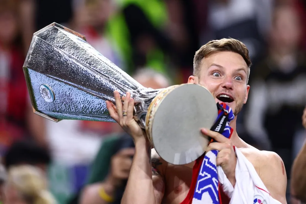 Rakitic levantando un trofeo que ganó con el Sevilla hace dos años en la Europa League