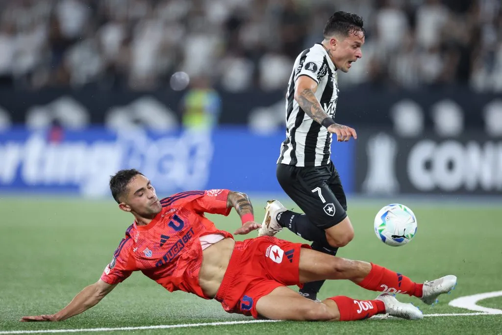 Nico Ramírez y un cruce ante Artur. (Foto: Vitor Silva/Botafogo).