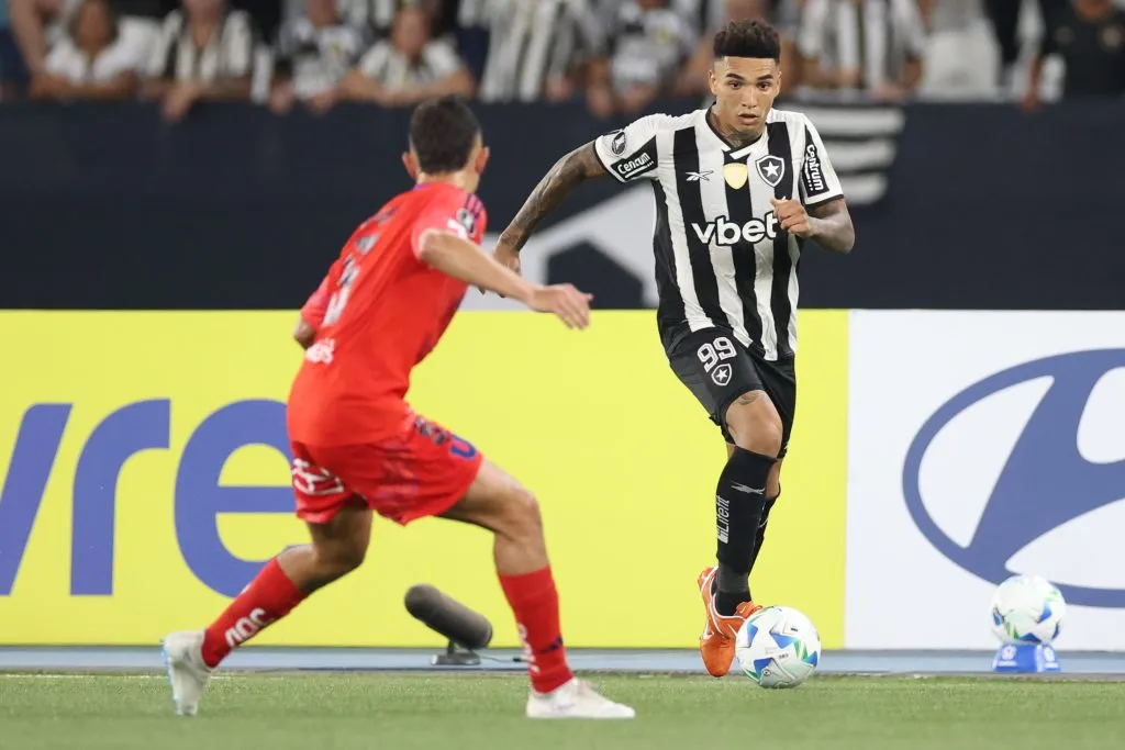 Nicolás Ramírez intenta detener a Igor Jesús. (Foto: Vitor Silva/Botafogo).