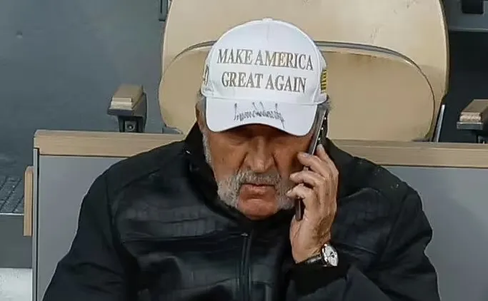 Ion Tiriac con su gorra en apoyo a Donald Trump (captura).