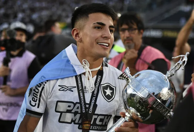 Thiago Almada se formó en Vélez, jugó en la MLS, Botafogo y hoy milita en el Lyon de Francia. Fue campeón de la Libertadores en 2024. (Fotobaires/Photosport).