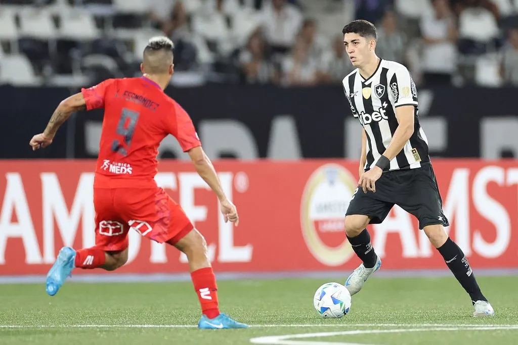 Jair Cunha ante Leandro Fernández en el duelo de Botafogo a U de Chile. (Foto: Vitor Silva/Botafogo).