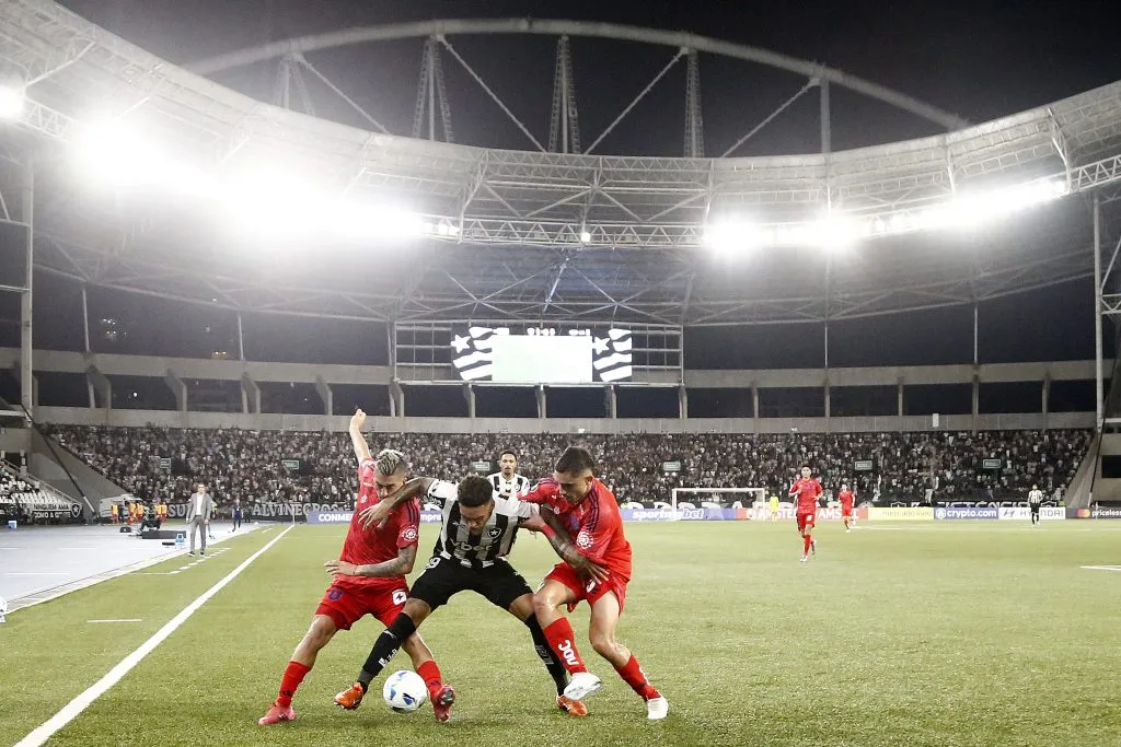 Leandro Fernández lucha con Igor Jesús junto al Nico Ramírez. (Foto: Vitor Silva/Botafogo).