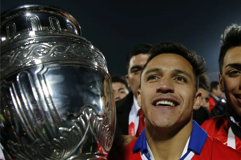 Alexis Sánchez con la Copa América 2015, la primera de Chile. Foto: Andrés Piña/Photosport