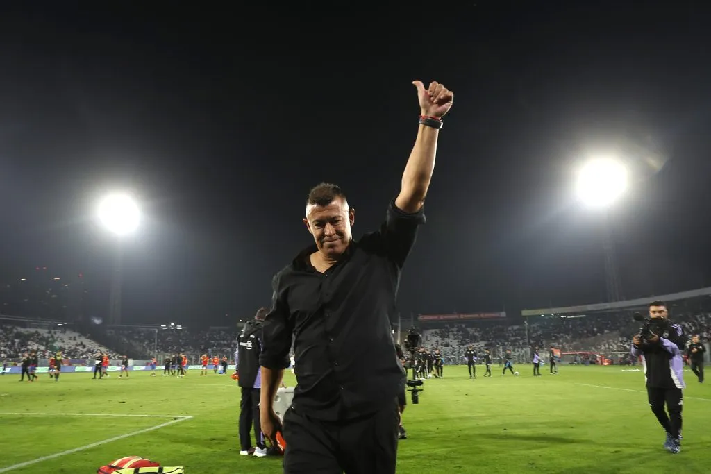 Así se despidió Jorge Almirón de los hinchas de Colo Colo tras golear a Unión Española. (Felipe Zanca/Photosport).