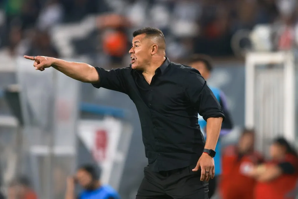 Jorge Almirón todavía no logra resolver su salida de Colo Colo. | Foto: Photosport.