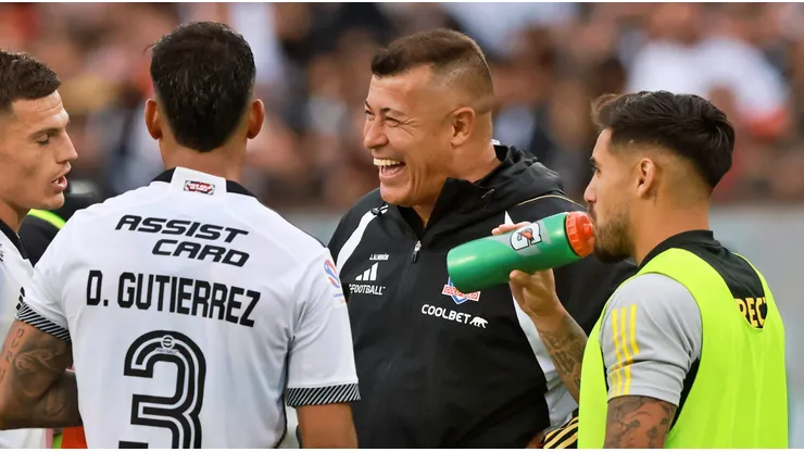 Almirón seguirá como DT de Colo Colo.