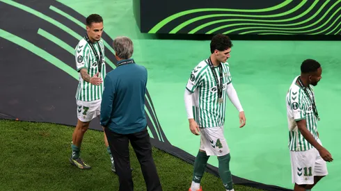 Pellegrini saluda a sus jugadores del Betis tras perder la final de Conference League