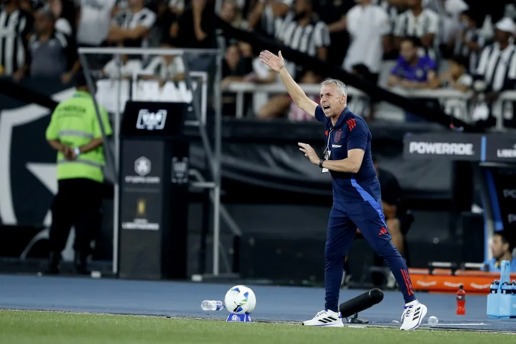 Gustavo Álvarez da indicaciones en el estadio Engenhao. (DiaEsportivo/Photosport).