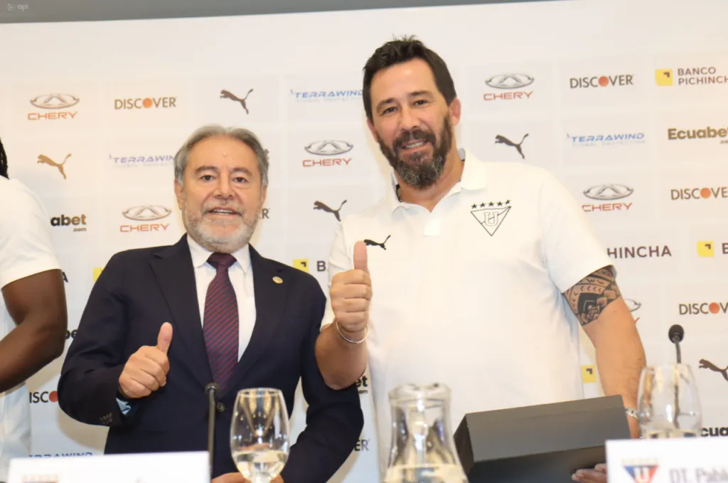 Isaac Álvarez junto a Pablo Sánchez en Liga de Quito.