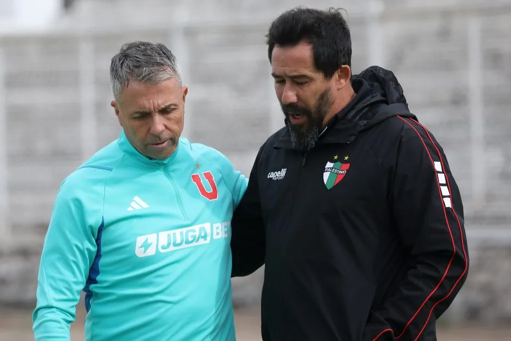 Pablo Vitamina Sánchez cuando dirigía a Palestino junto a Gustavo Álvarez, DT de Universidad de Chile. (Javier Salvo/Photosport).