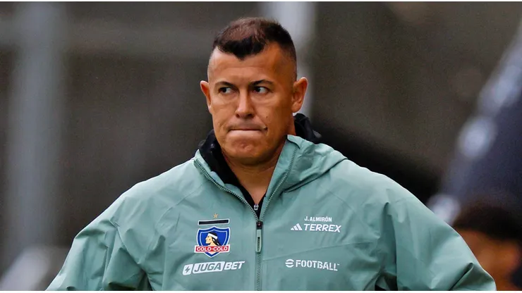 Almirón por ahora sigue como entrenador de Colo Colo.