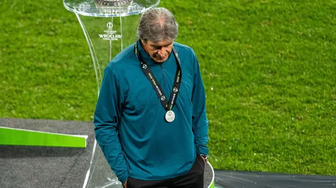 Desoladora imagen de Manuel Pellegrini tras perder la Conference League se hace viral.
