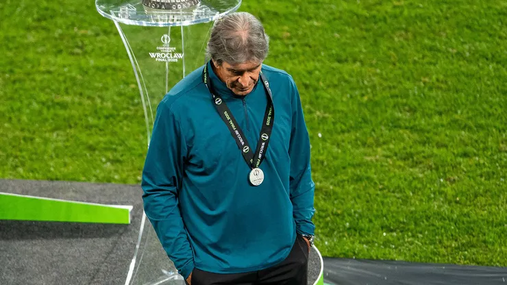 Desoladora imagen de Manuel Pellegrini tras perder la Conference League se hace viral.
