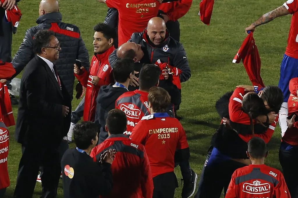 Sergio Jadue celebra con Jorge Sampaoli la Copa América 2015. (Paul Plaza/Photosport)