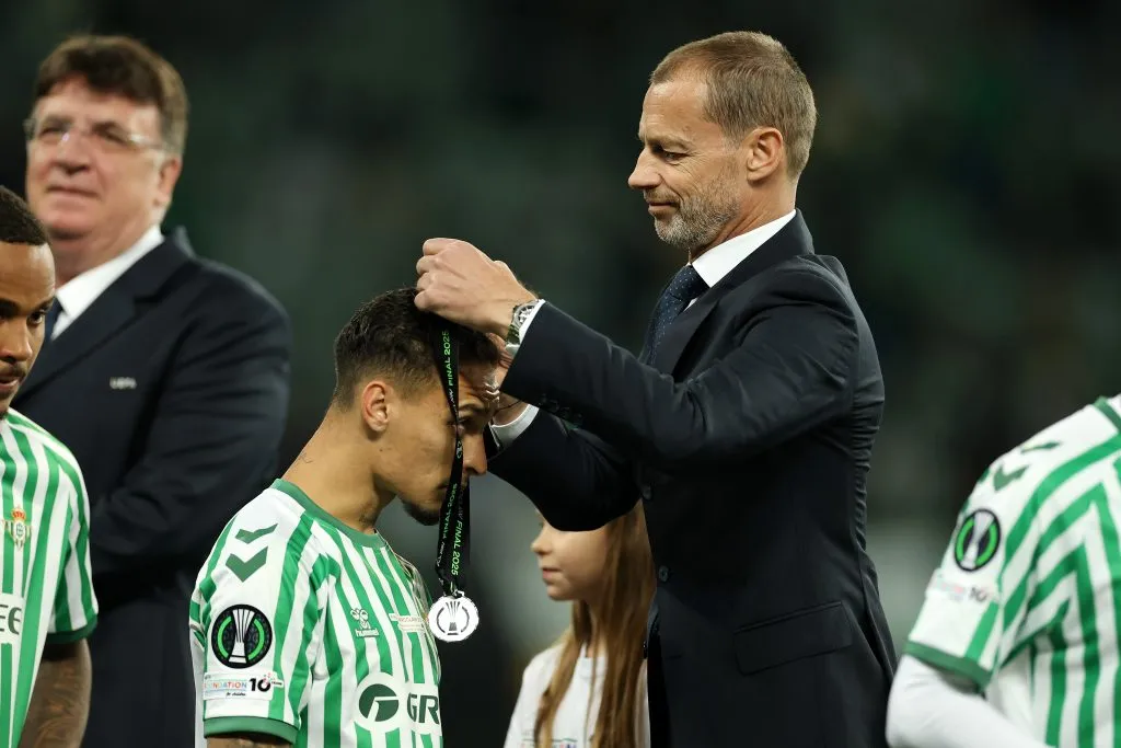 Antony con la medalla de plata de la Conference. Foto: Getty