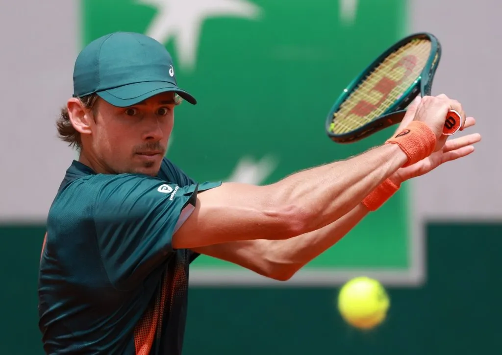 Álex de Miñaur juega un revés contra Alexander Bublik durante Roland Garros 2025 (Getty Images).