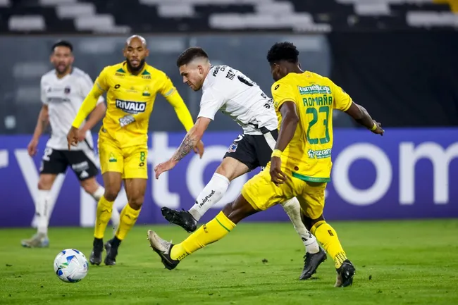Víctor Felipe Méndez arrancó de titular en la victoria de Colo Colo sobre Atlético Bucaramanga. | Foto: Photosport.