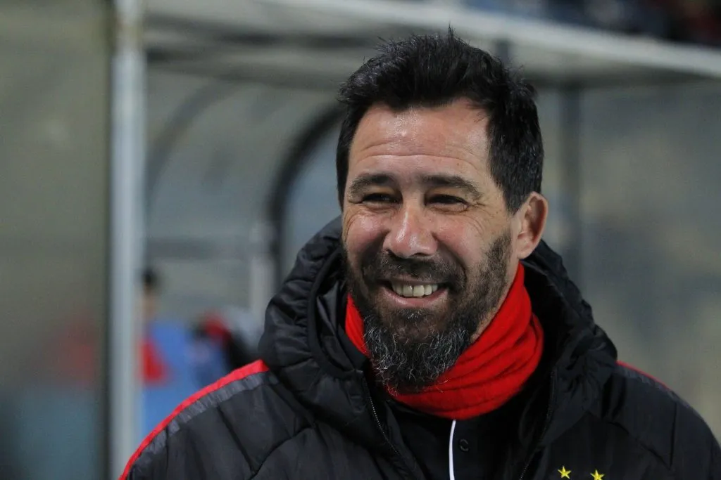 Manuel de Tezanos tiene otra opción por sobre Pablo Sánchez para la banca de Universidad Católica. | Foto: Photosport.