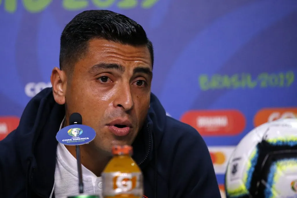 Gonzalo Jara habló de la situación de Almirón. Foto: Andres Pina/Photosport