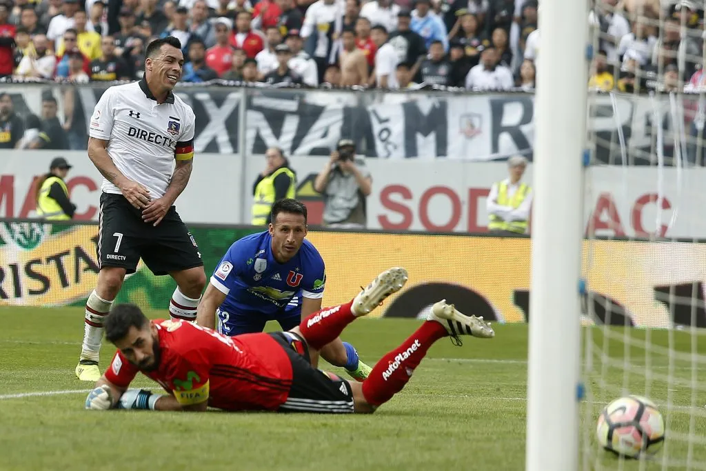 Paredes y uno de sus goles a Johnny Herrera en Superclásicos. Foto: Paul Plaza/Photosport