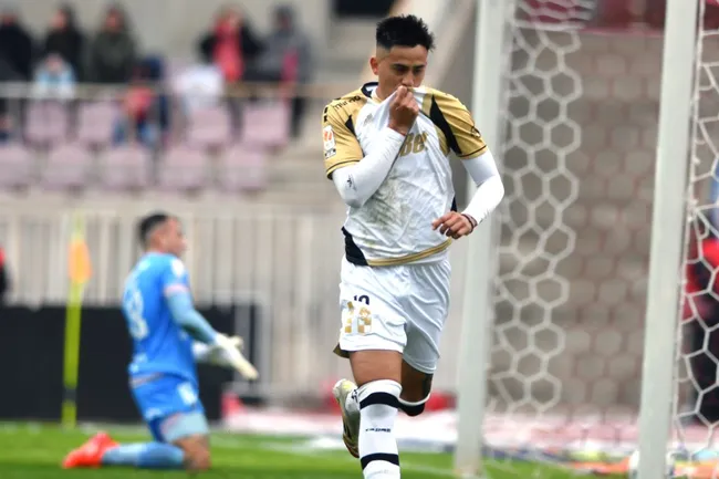 Matías Palavecino anotó el 2-1 transitorio a favor de los Piratas. (Alejandro Pizarro Ubilla/Photosport).