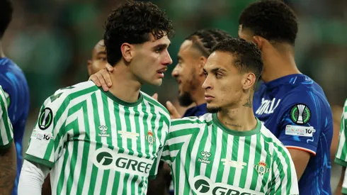 Johnny Cardoso y Antony tras perder la final de la Europa Conference League ante el Chelsea.