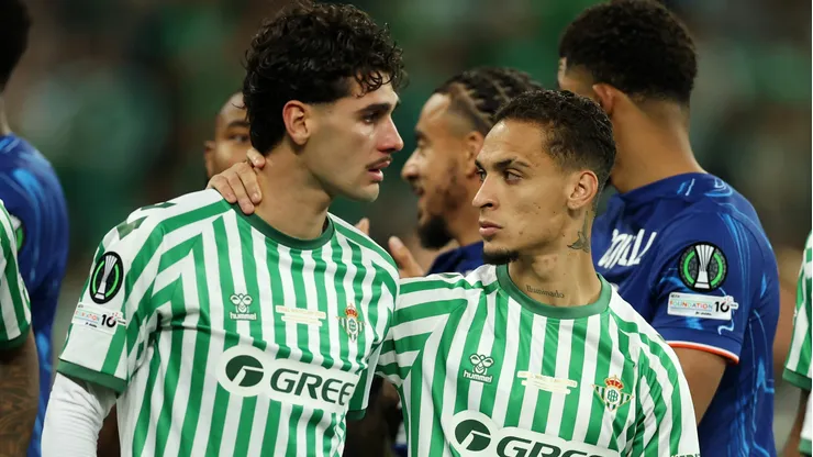 Johnny Cardoso y Antony tras perder la final de la Europa Conference League ante el Chelsea.