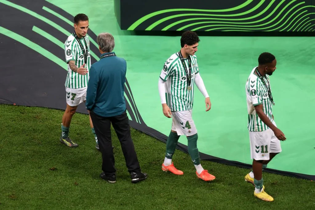 Antony saluda a Manuel Pellegrini tras la derrota en la final. (Dean Mouhtaropoulos/Getty Images).