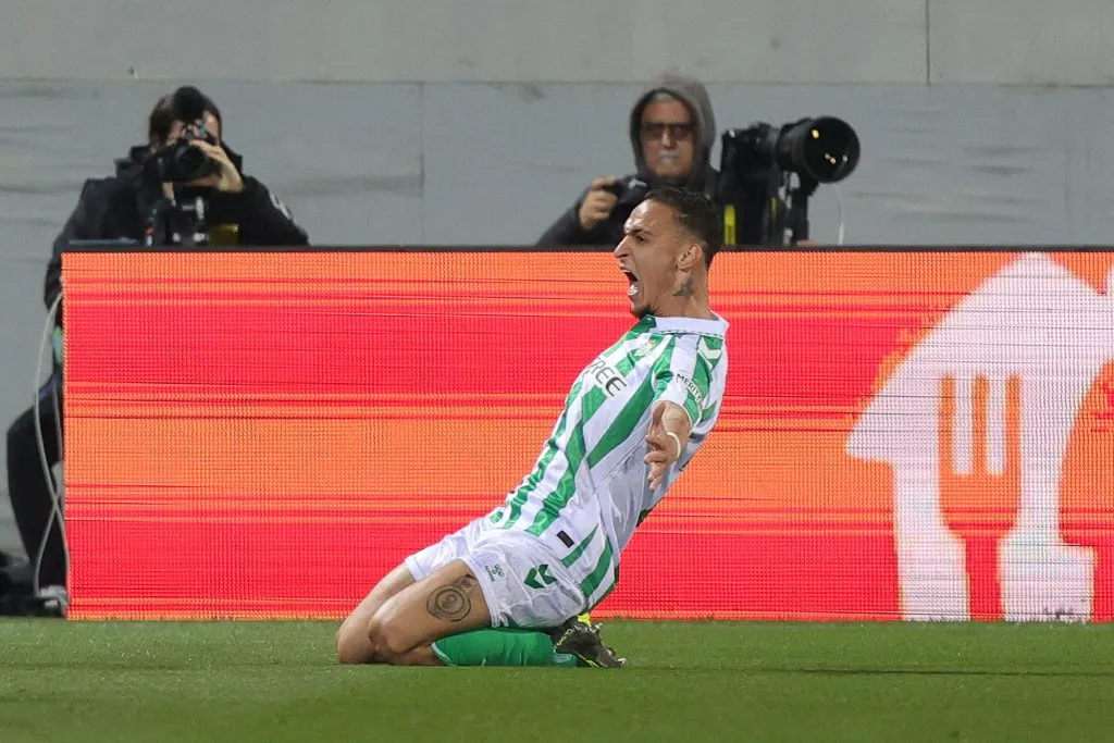 Antony celebra un gol ante la Fiorentina en la Conference League. (Gabriele Maltinti/Getty Images)-