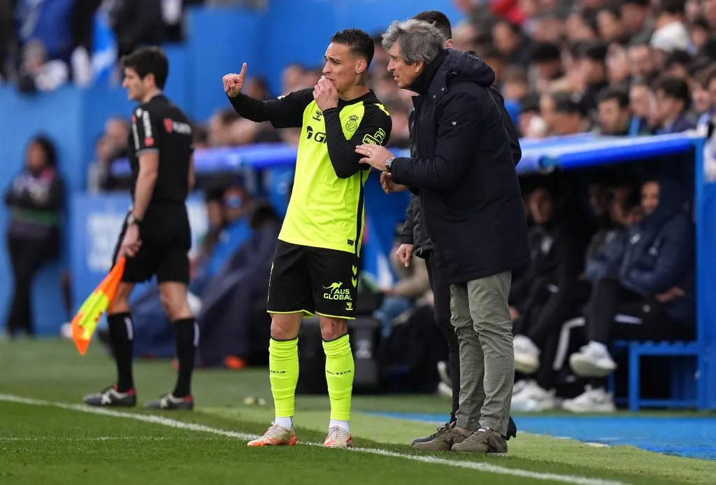 Antony recibe indicaciones de Manuel Pellegrini. (Angel Martinez/Getty Images).