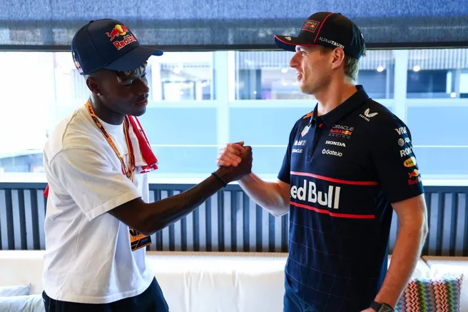 Nico Williams junto a Max Verstappen. (Mark Thompson/Getty Images).