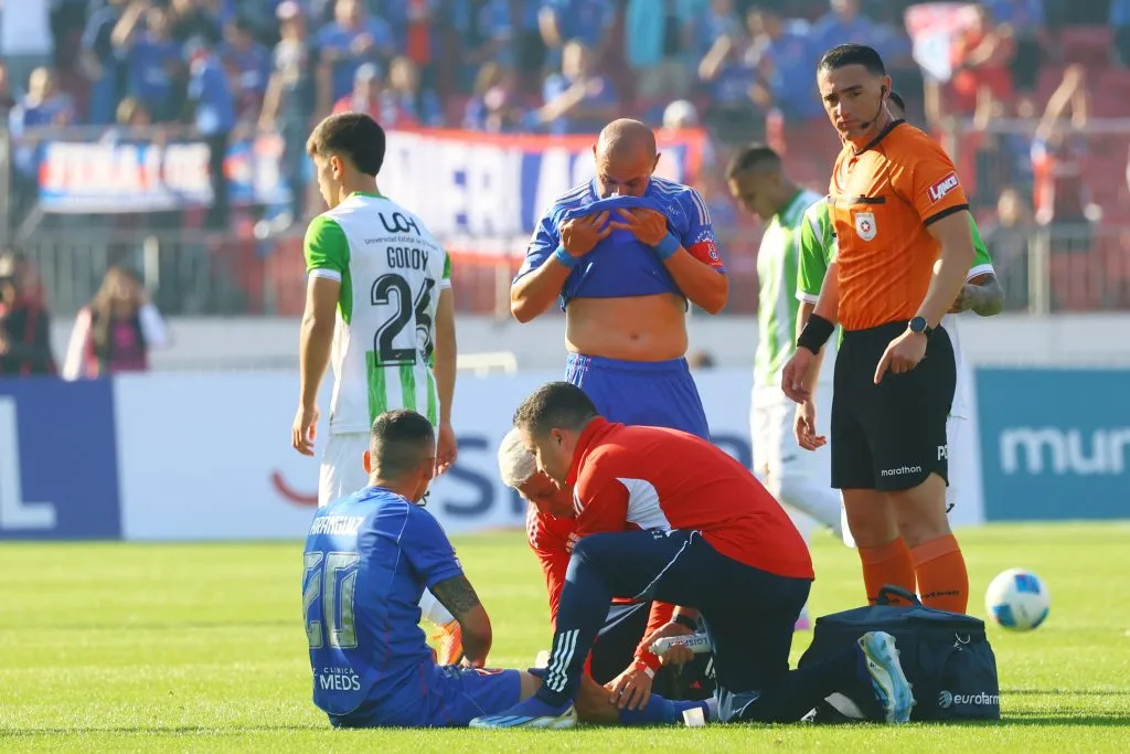 Aránguiz presentó molestias en su pierna derecha y ahora en la Roja esperan por su recuperación