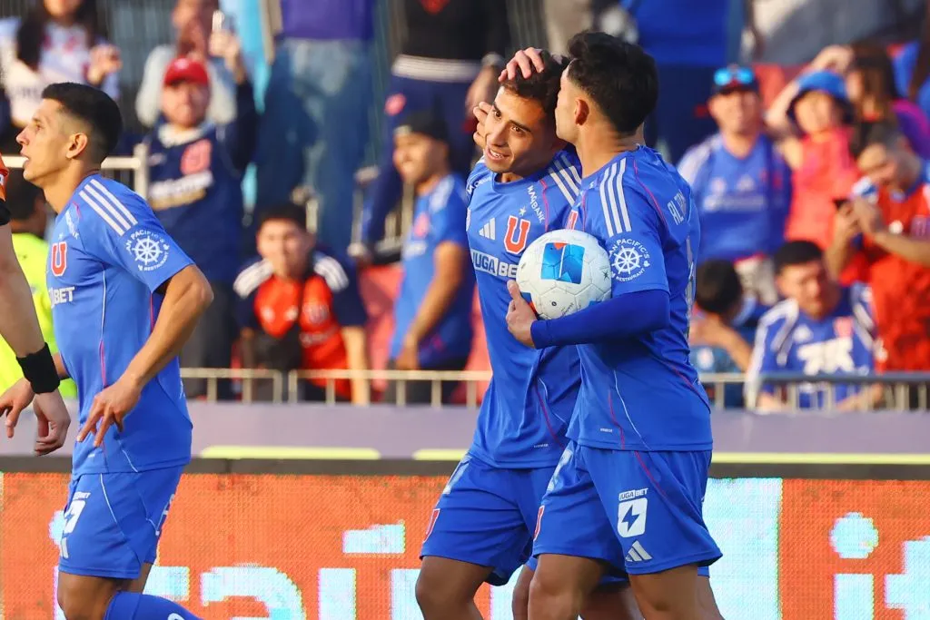 El festejo de Javier Altamirano junto a Lucas Assadi. (Jonnathan Oyarzun/Photosport).