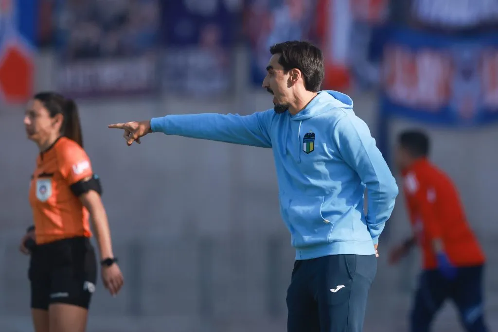 Paqui Meneghini da indicaciones en el Estadio Nacional, donde la U venció por 6-0 a O’Higgins. (Felipe Zanca/Photosport).