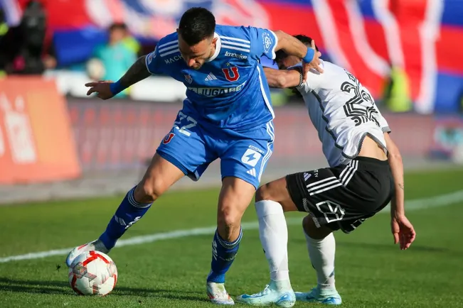 El Mati Zaldivia y una lucha con Mauricio Isla en un Superclásico. (Jonnathan Oyarzun/Photosport).