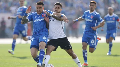 Matías Zaldivia lucha con Marcos Bolados en un Superclásico. Fueron compañeros en Colo Colo.