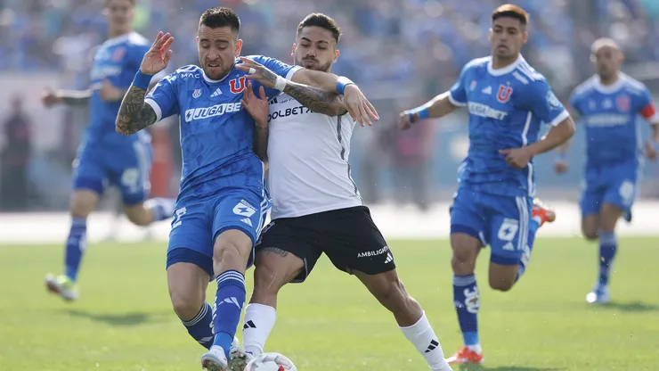 Matías Zaldivia lucha con Marcos Bolados en un Superclásico. Fueron compañeros en Colo Colo.
