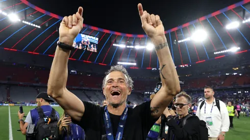 Luis Enrique recibió el cariño de la hinchada del PSG.